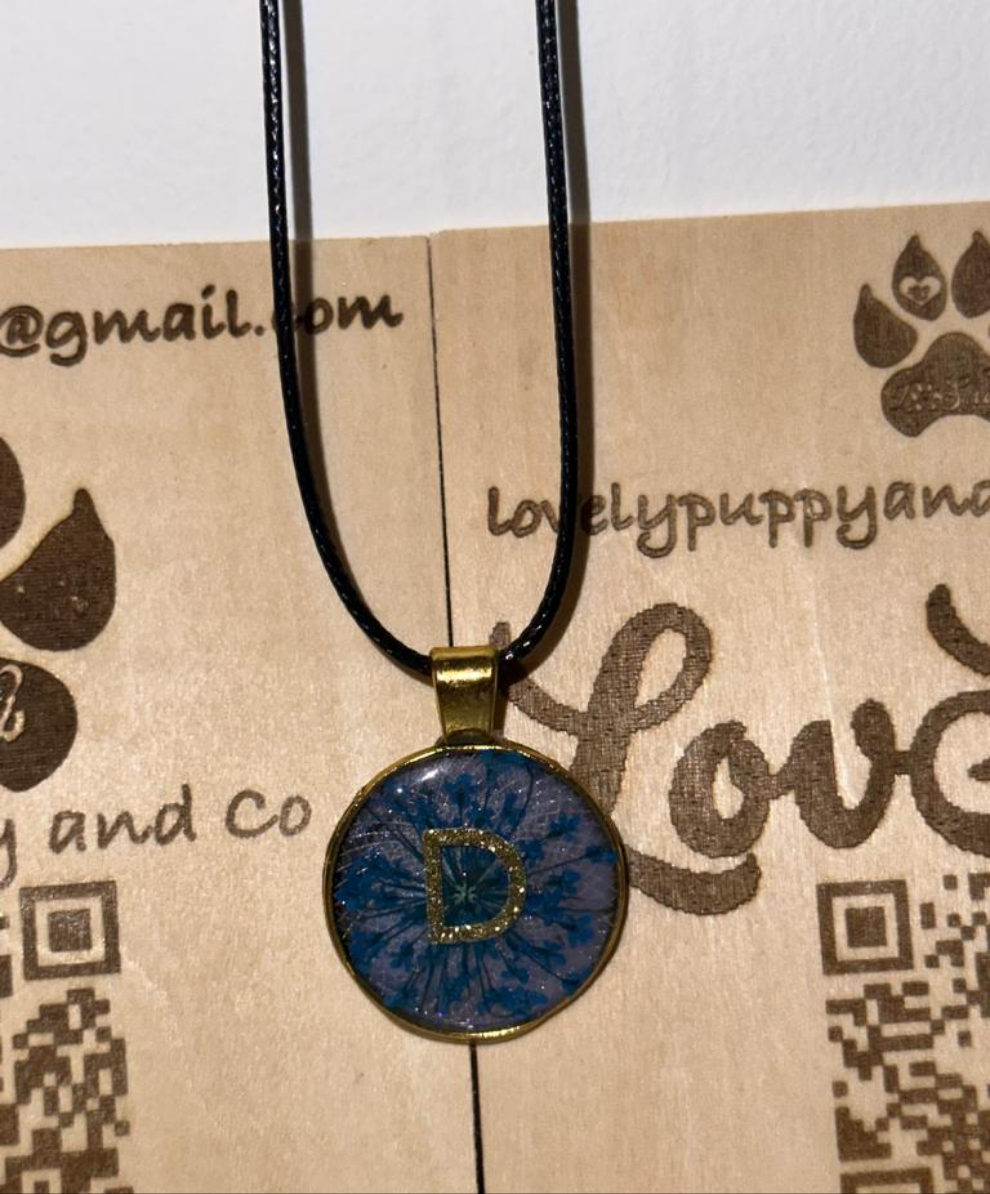 Pendentifs ou Médaillons en résine avec Collier fantaisie (1 pcs)