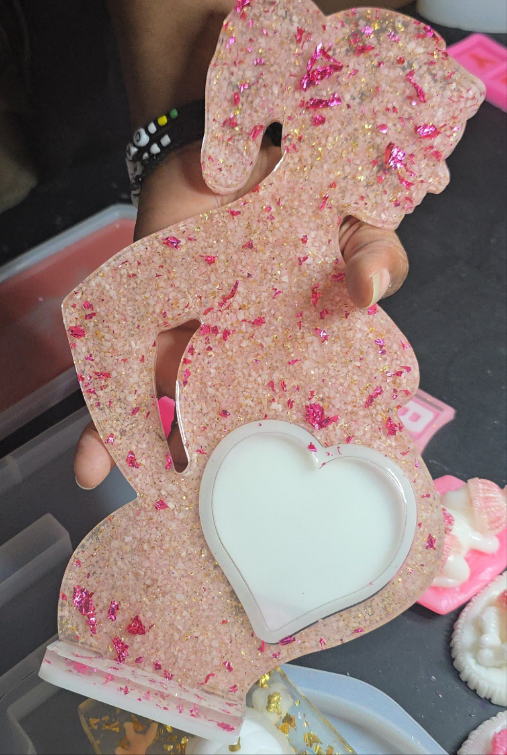 Femme enceinte en résine ventre coeur (1 pcs)