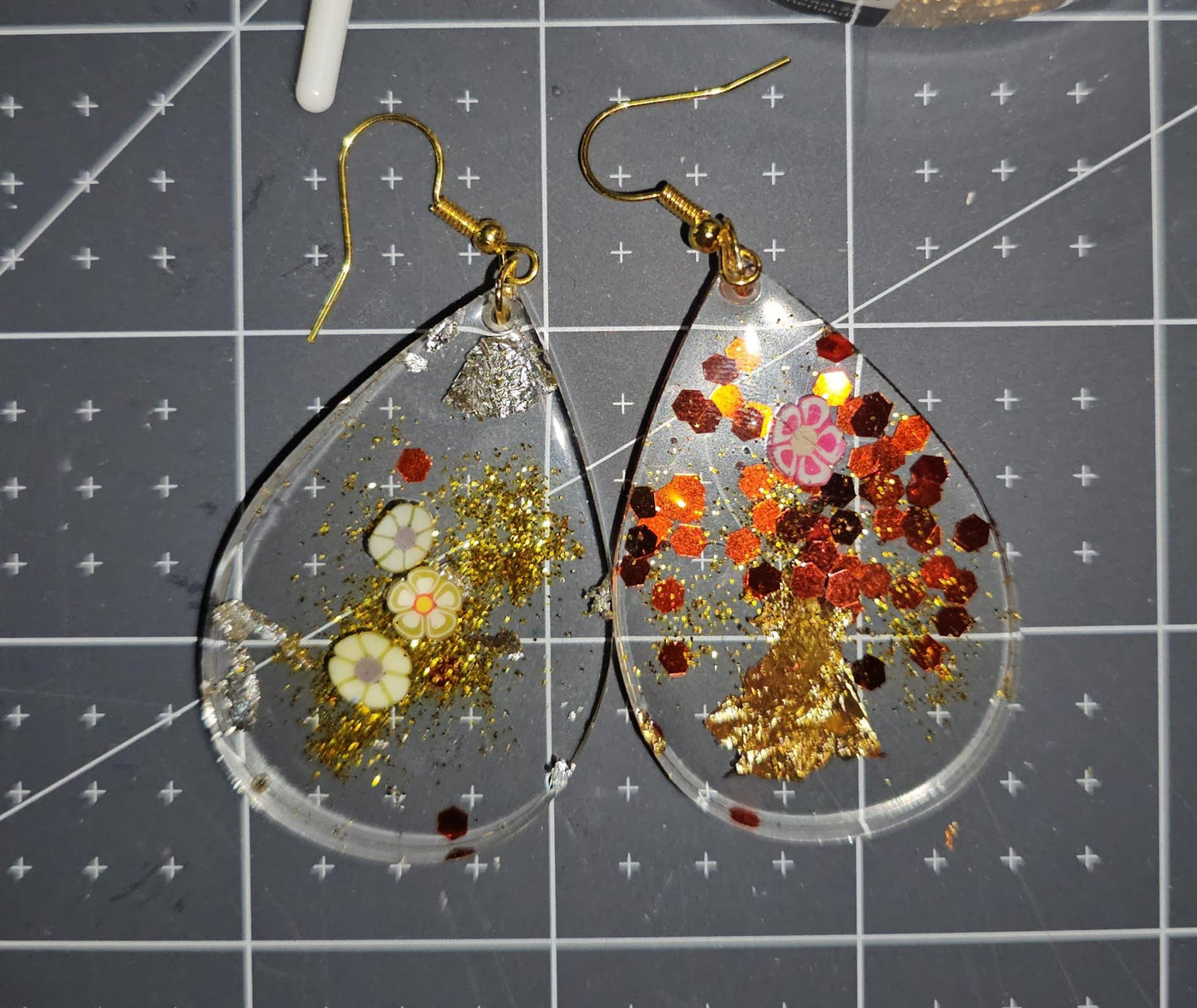 Boucles d'oreilles en résine Fantaisies (la paire)