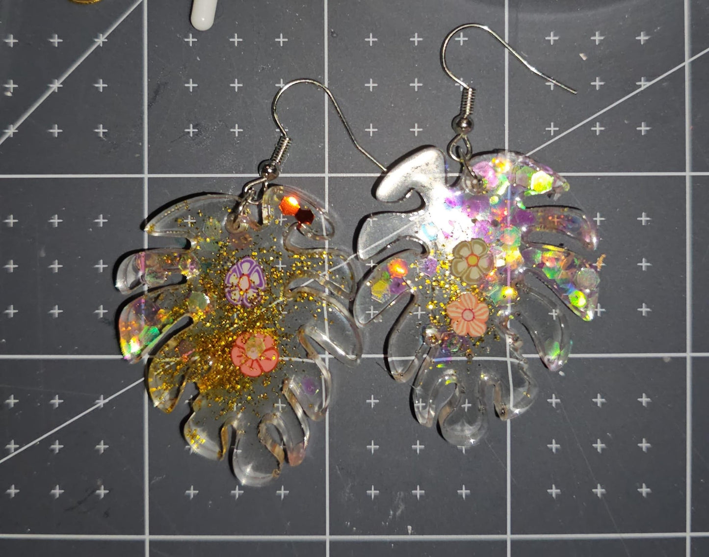 Boucles d'oreilles en résine Fantaisies (la paire)