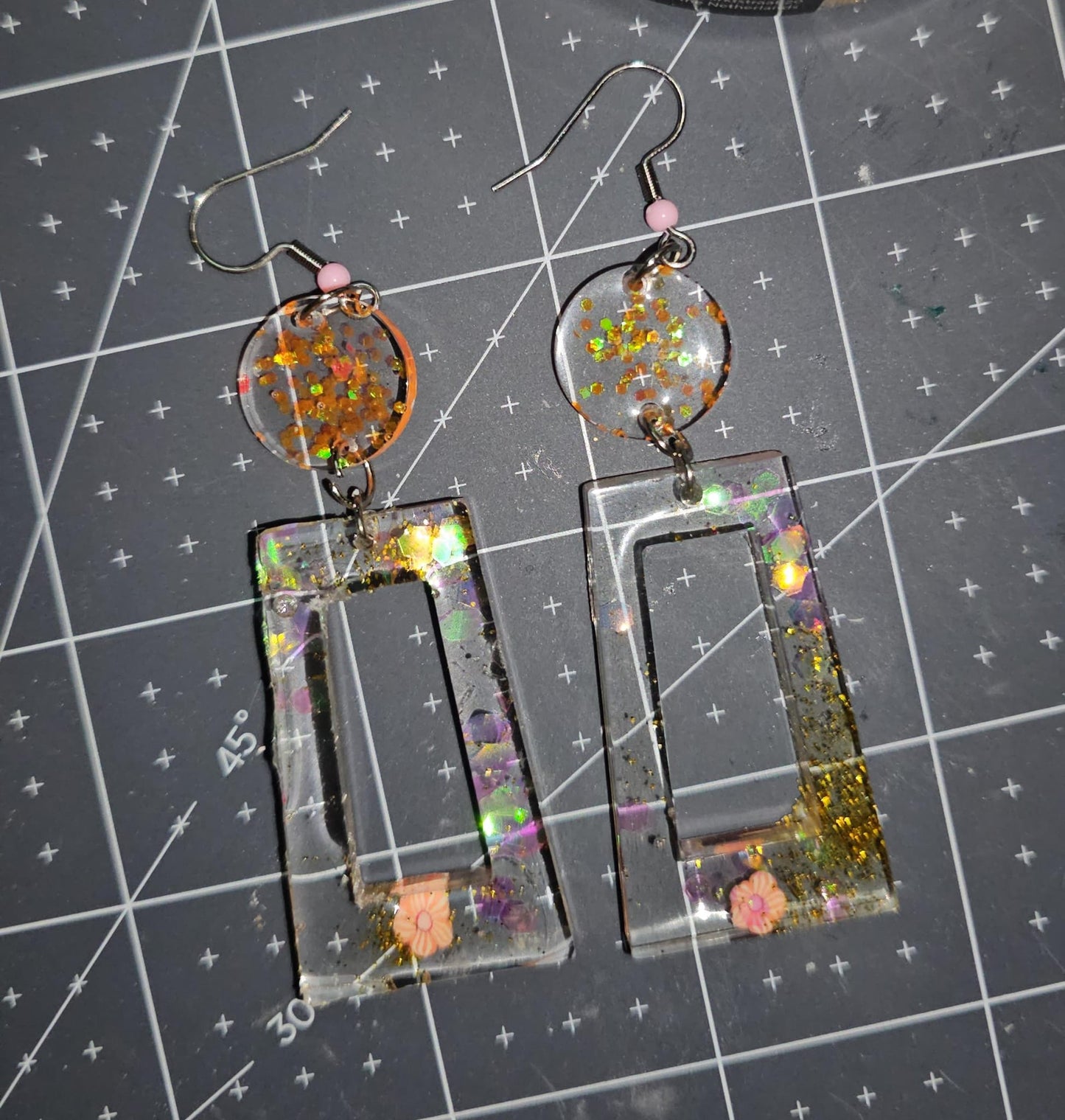Boucles d'oreilles en résine Fantaisies (la paire)