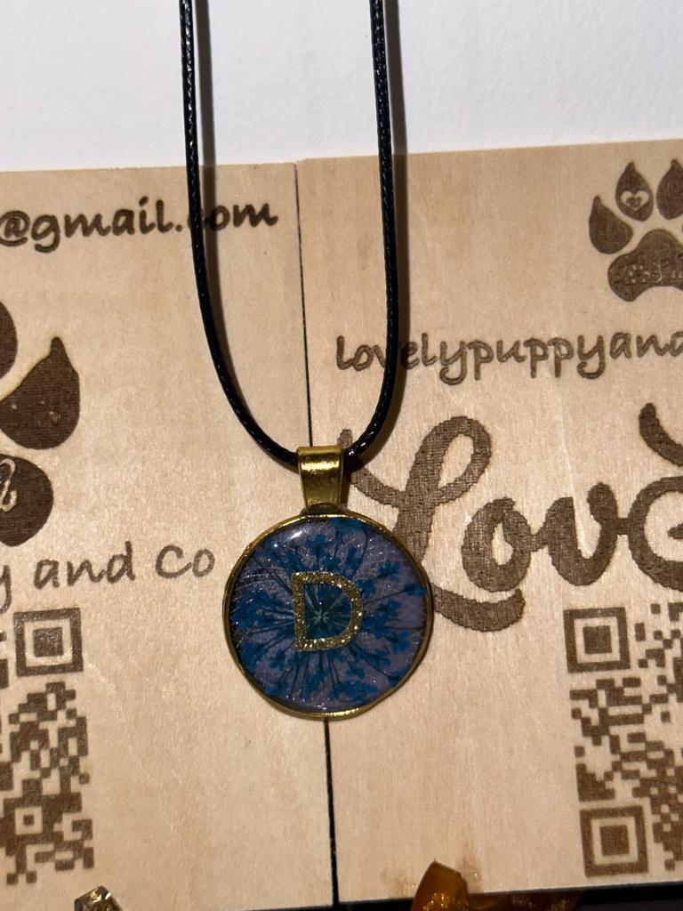 Pendentifs ou Médaillons en résine avec Collier fantaisie (1 pcs)