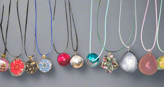 Pendentifs ou Médaillons en résine avec Collier fantaisie (1 pcs)