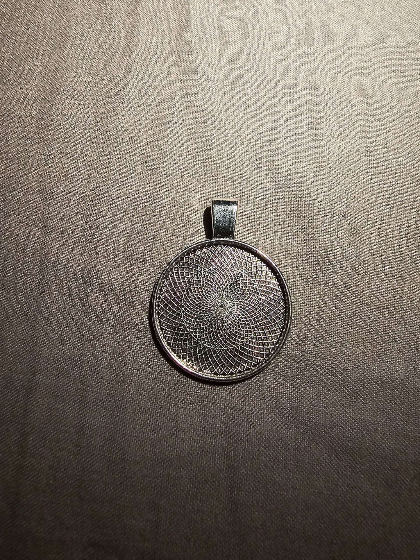 Pendentifs ou Médaillons en résine avec Collier fantaisie (1 pcs)