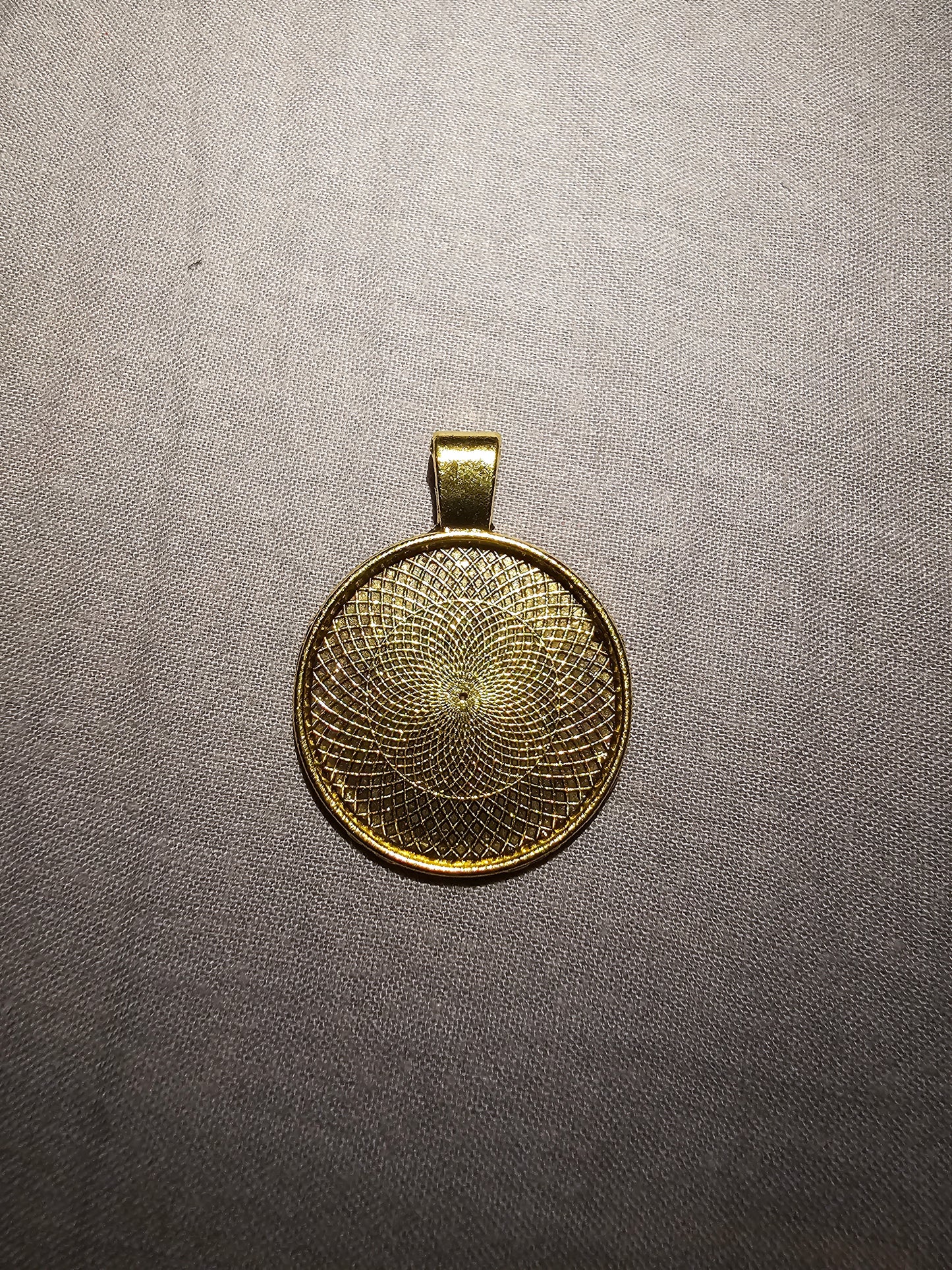 Pendentifs ou Médaillons en résine avec Collier fantaisie (1 pcs)