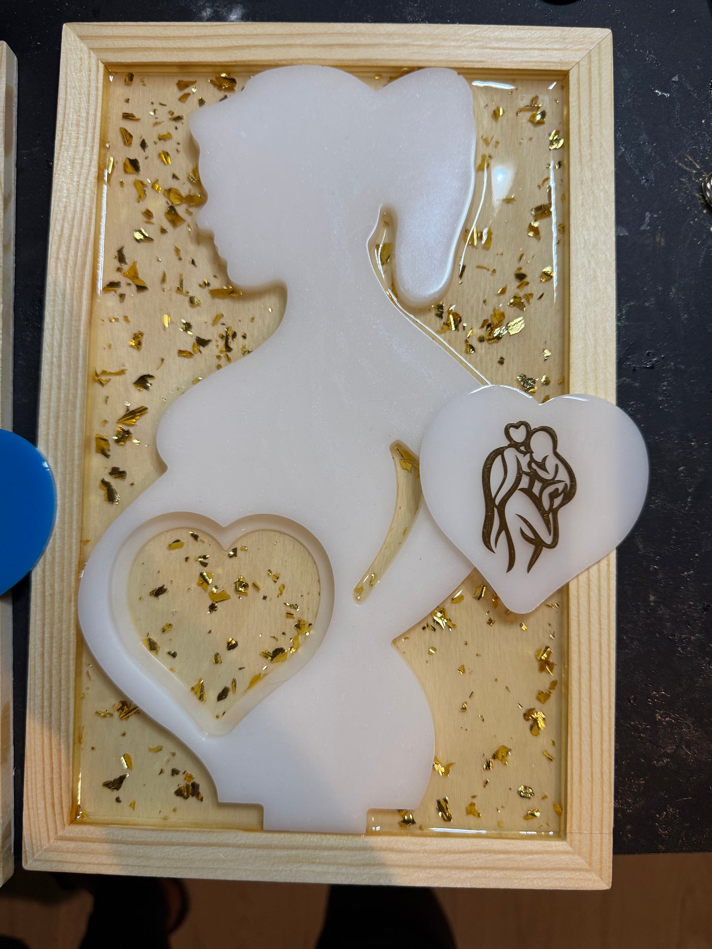Femme enceinte en résine ventre coeur (1 pcs)