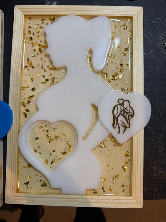 Femme enceinte en résine ventre coeur (1 pcs)
