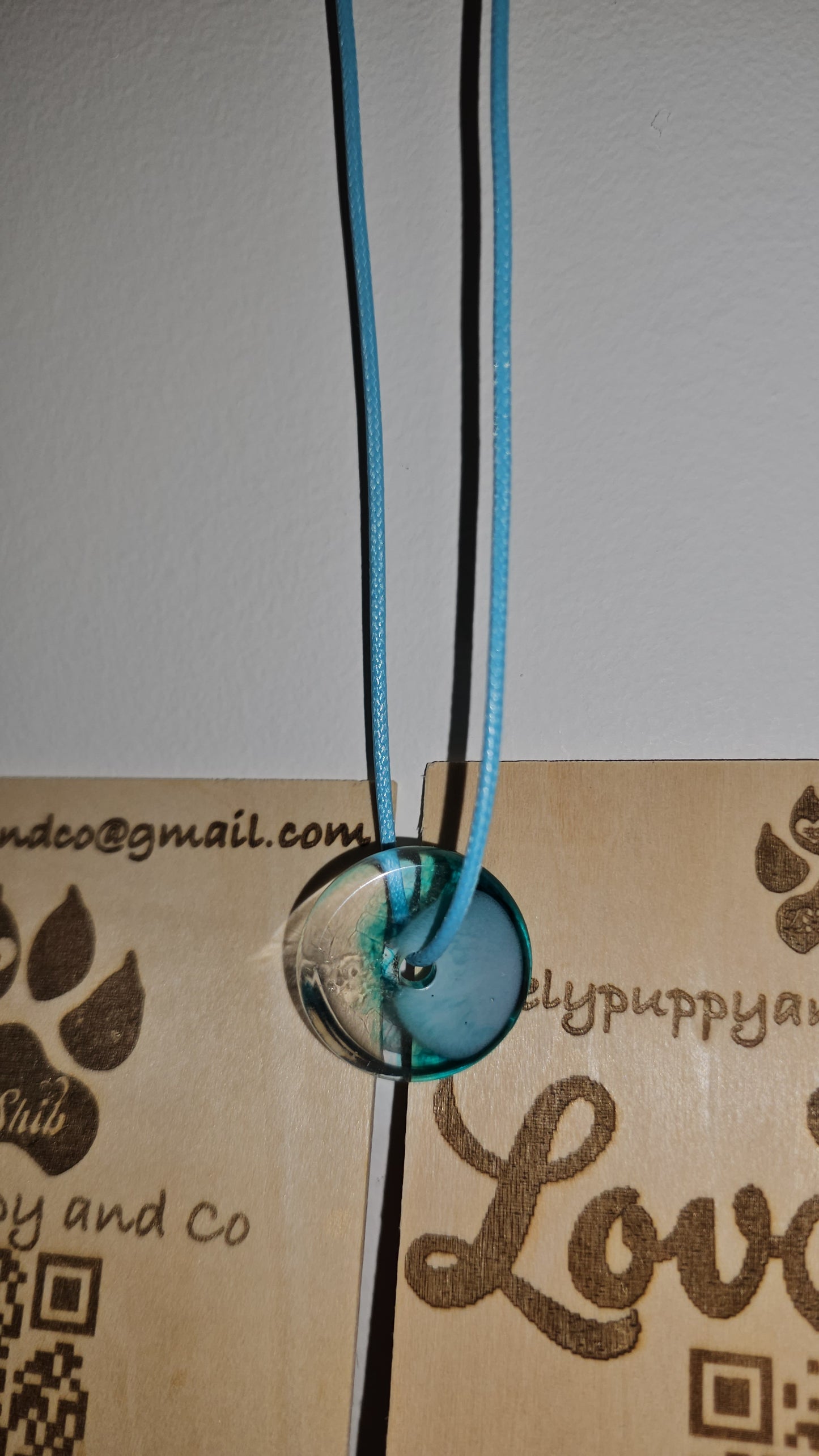 Pendentifs ou Médaillons en résine avec Collier fantaisie (1 pcs)