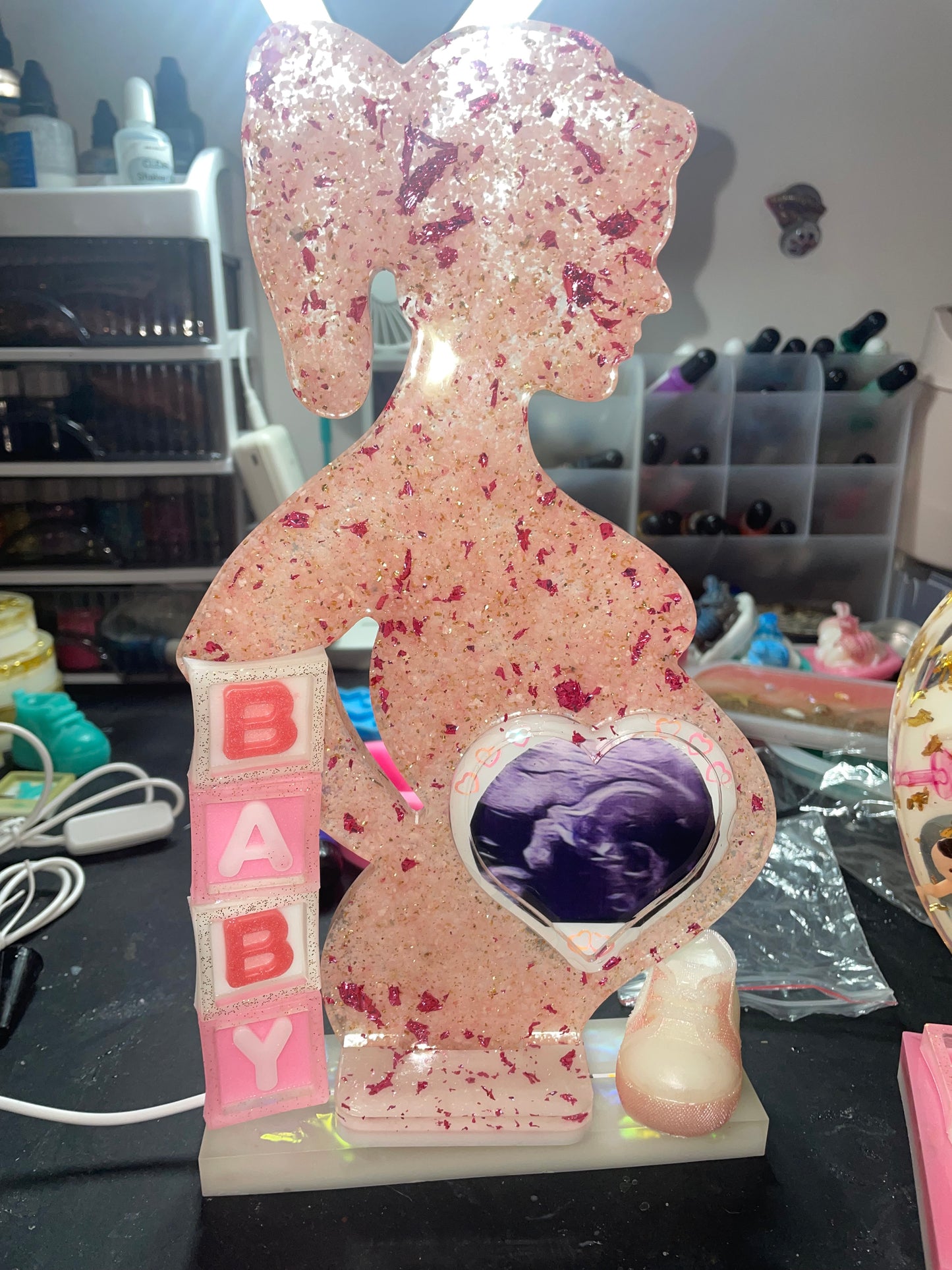 Femme enceinte en résine ventre coeur (1 pcs)