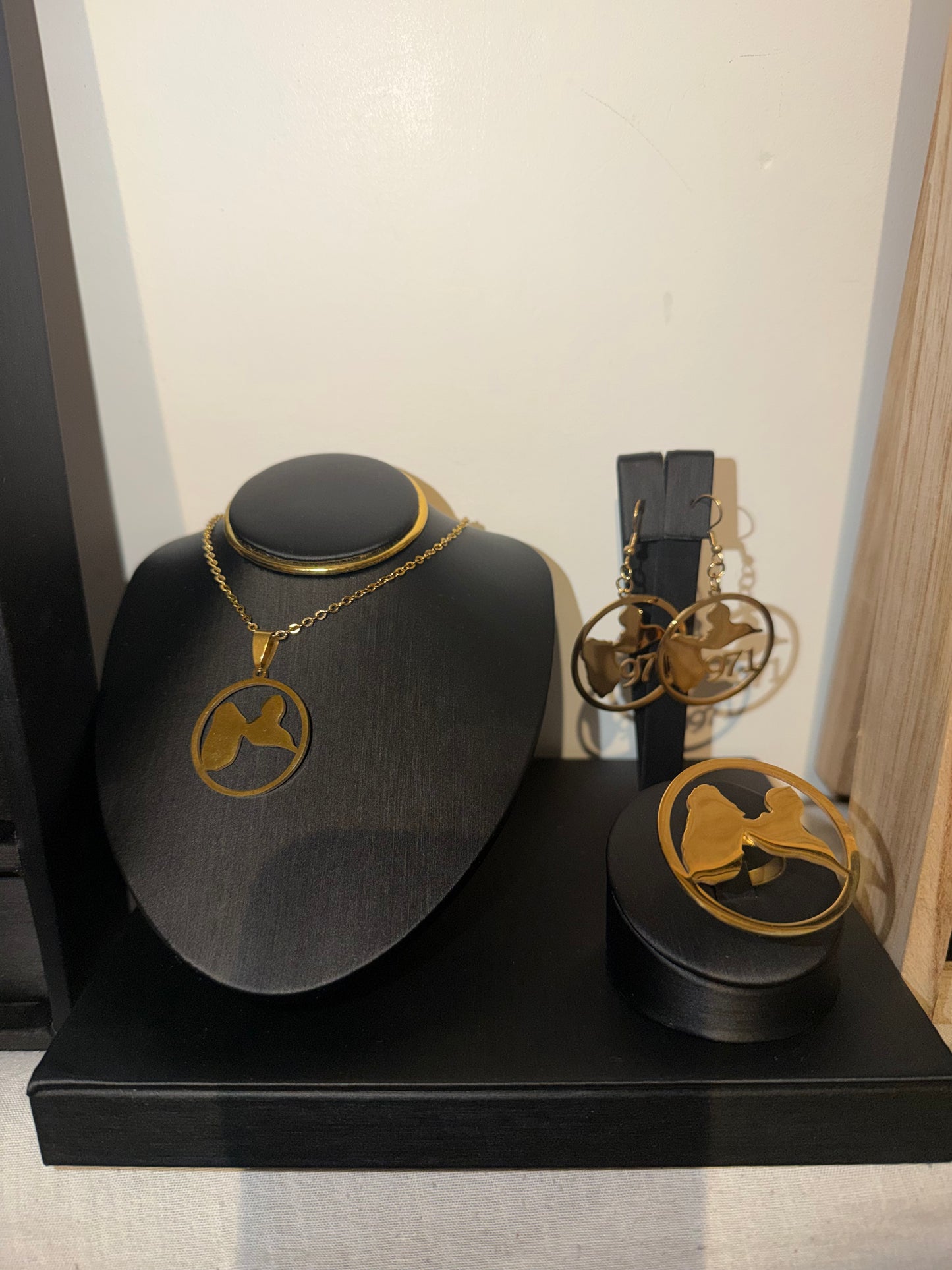 ✨ Ensemble de Parure Bijoux en Acier Inoxydable – Collier + Boucles d’Oreilles + Grande Bague + Bracelet Guadeloupe