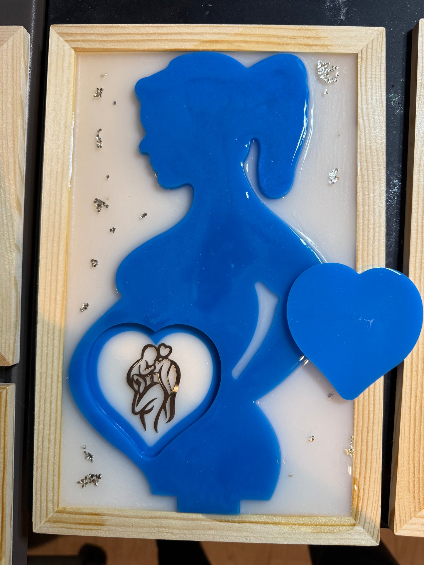 Femme enceinte en résine ventre coeur (1 pcs)