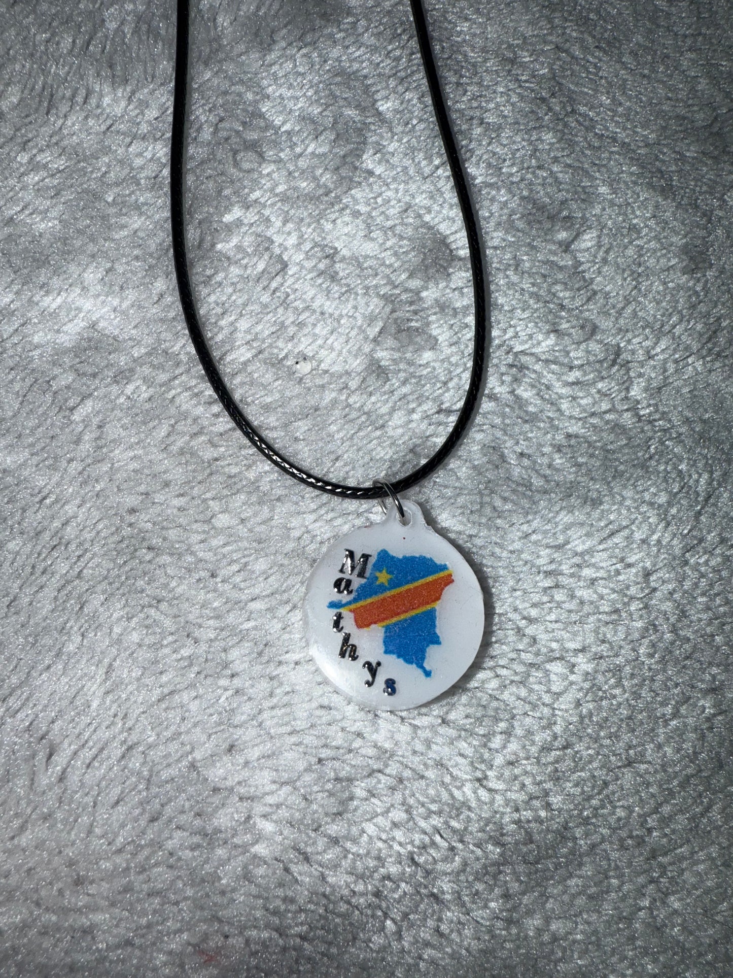 Pendentifs ou Médaillons en résine avec Collier fantaisie (1 pcs)