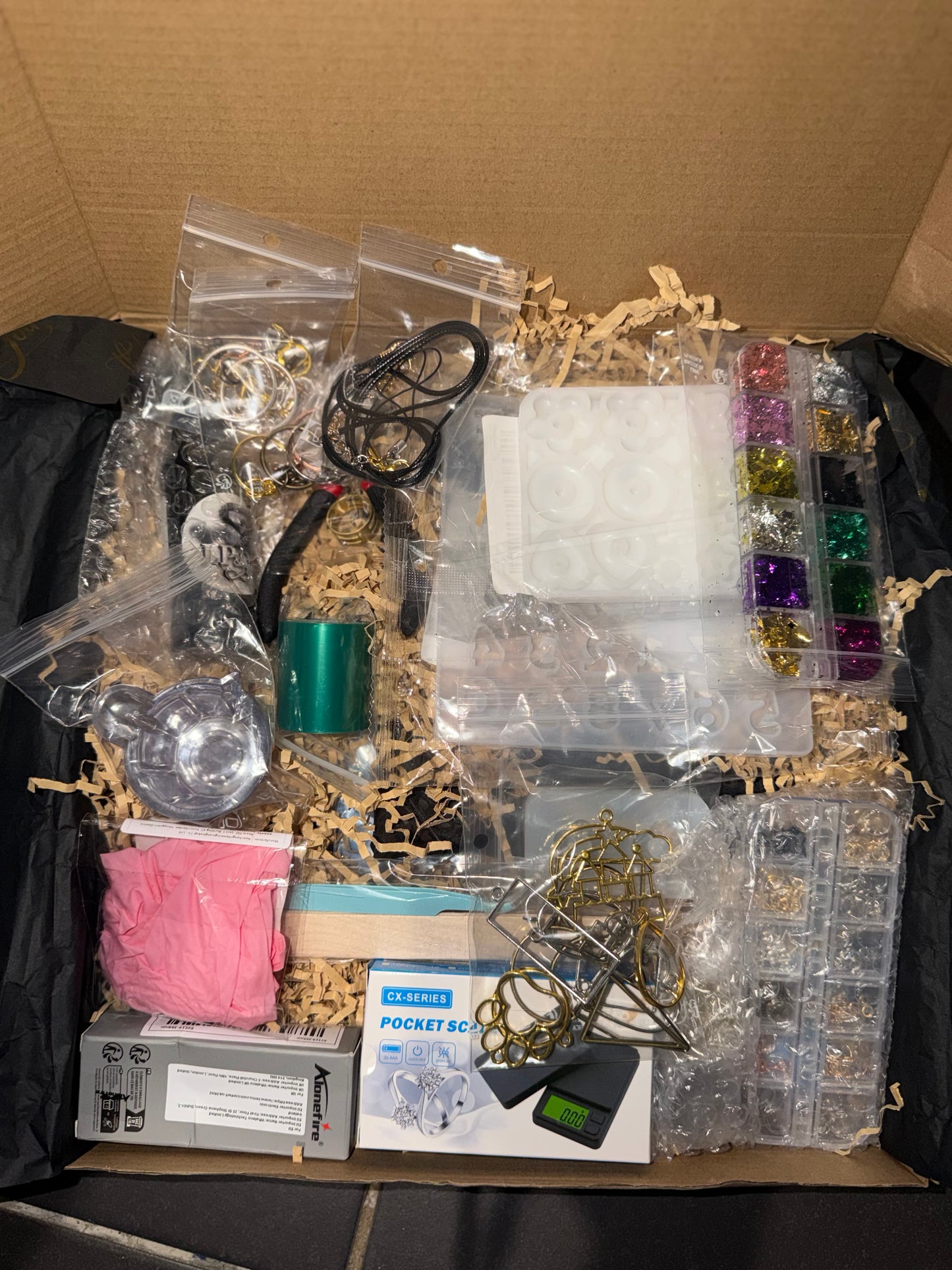 🎨 Coffret Créatif Résine UV – Kit Complet Débutant (34 pièces)
