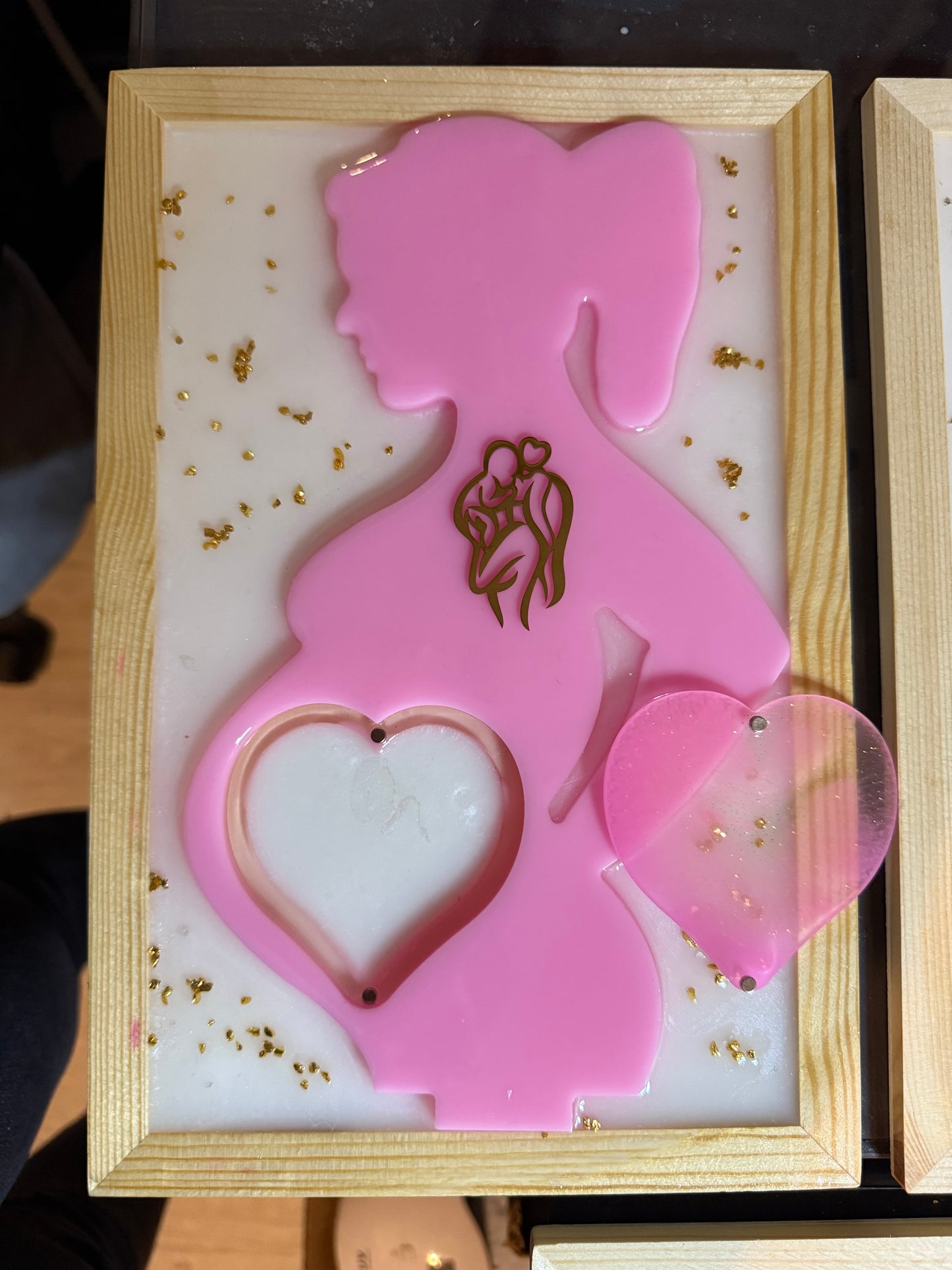 Femme enceinte en résine ventre coeur (1 pcs)