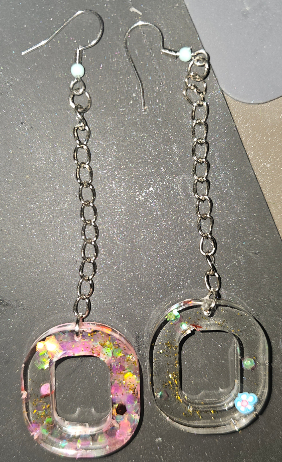 Boucles d'oreilles en résine Fantaisies (la paire)