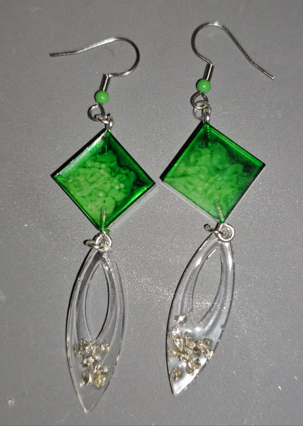 Boucles d'oreilles en résine Fantaisies (la paire)
