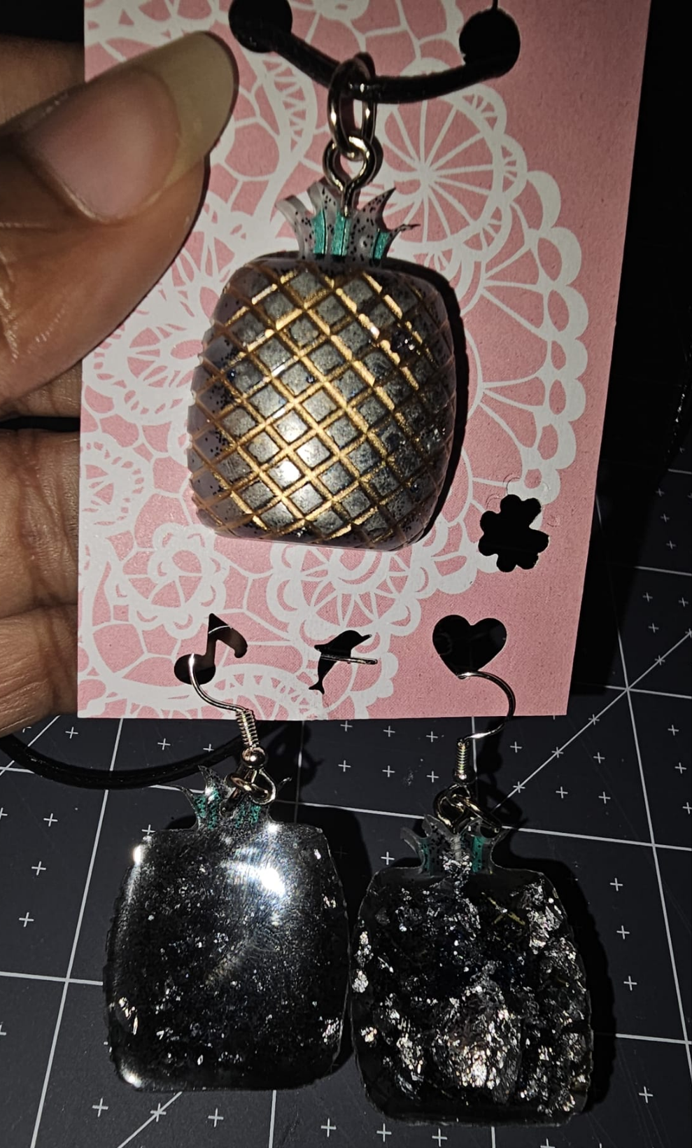 Pendentifs ou Médaillons en résine avec Collier fantaisie (1 pcs)