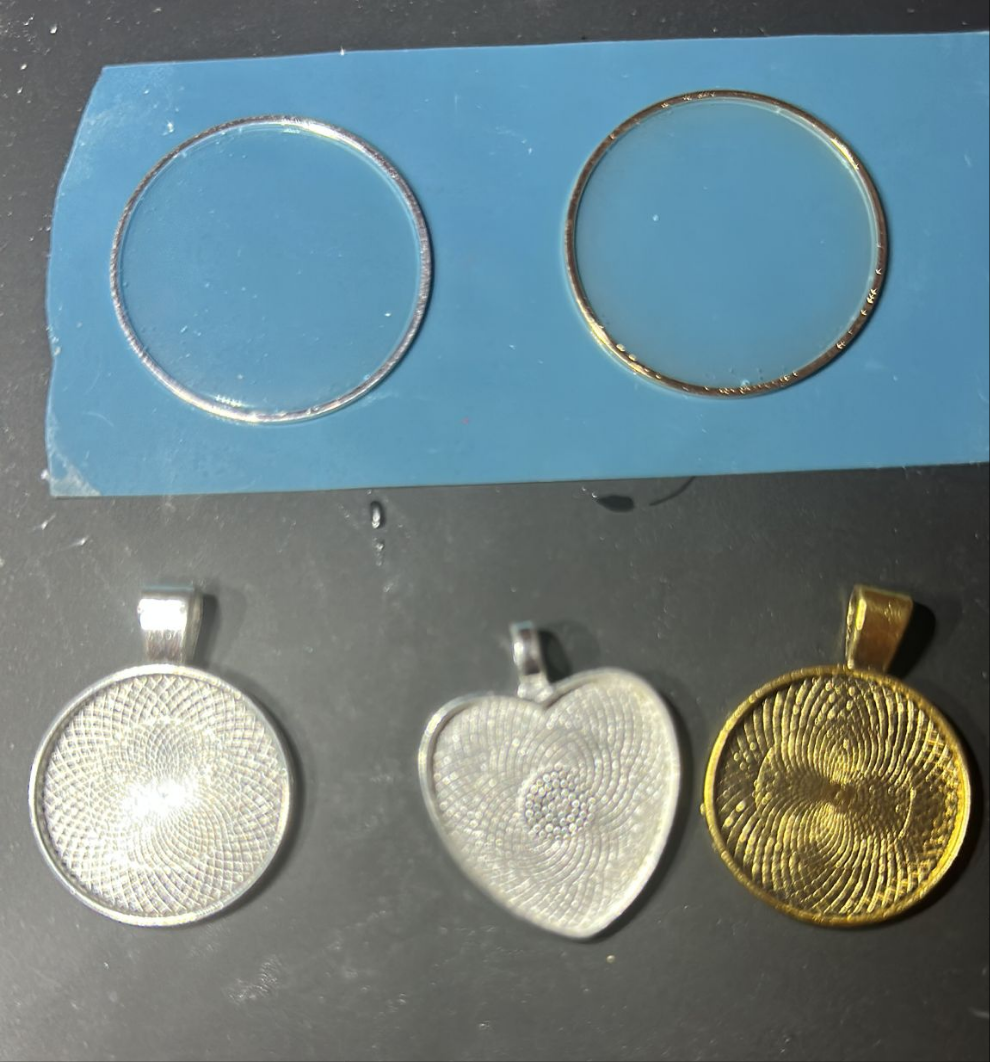 Pendentifs ou Médaillons en résine avec Collier fantaisie (1 pcs)