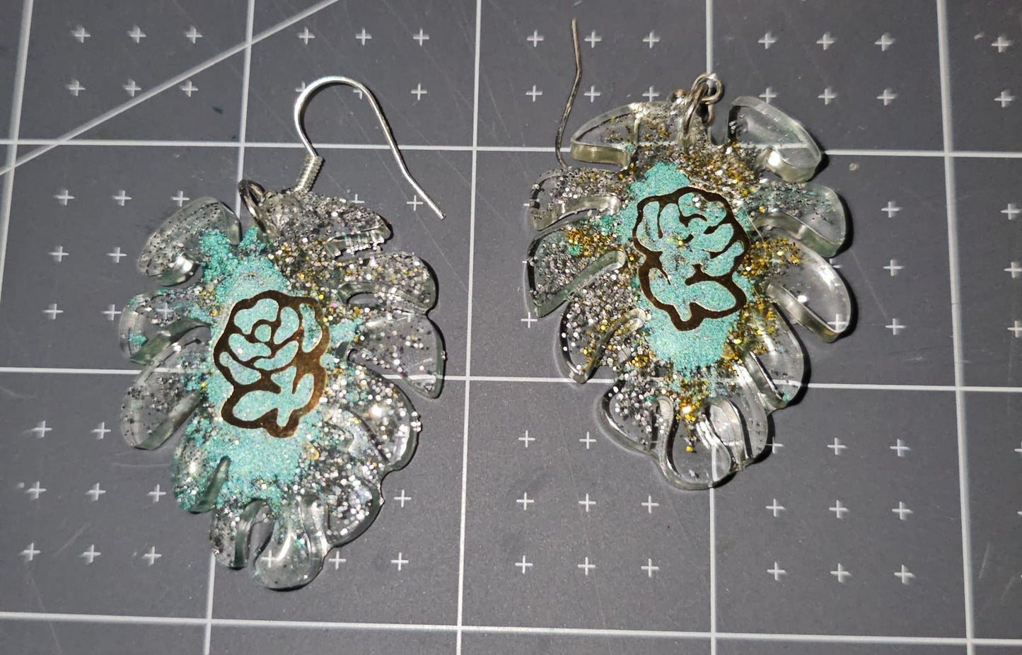 Boucles d'oreilles en résine Fantaisies (la paire)