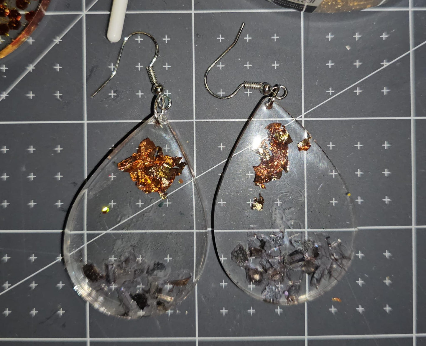Boucles d'oreilles en résine Fantaisies (la paire)