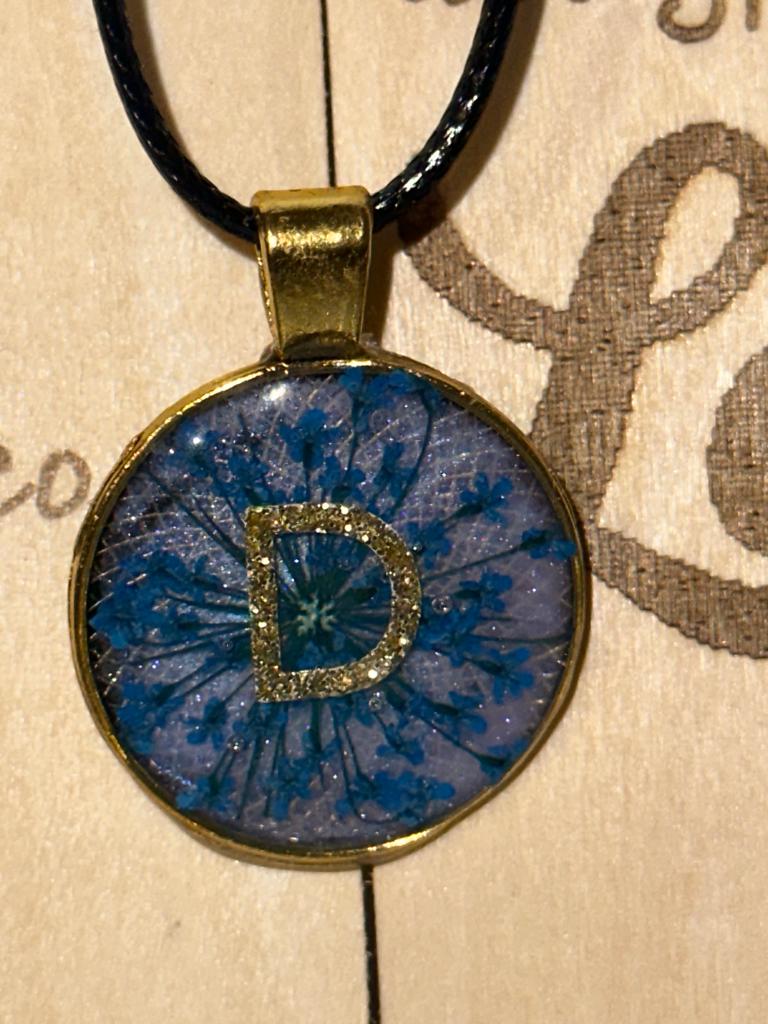 Pendentifs ou Médaillons en résine avec Collier fantaisie (1 pcs)