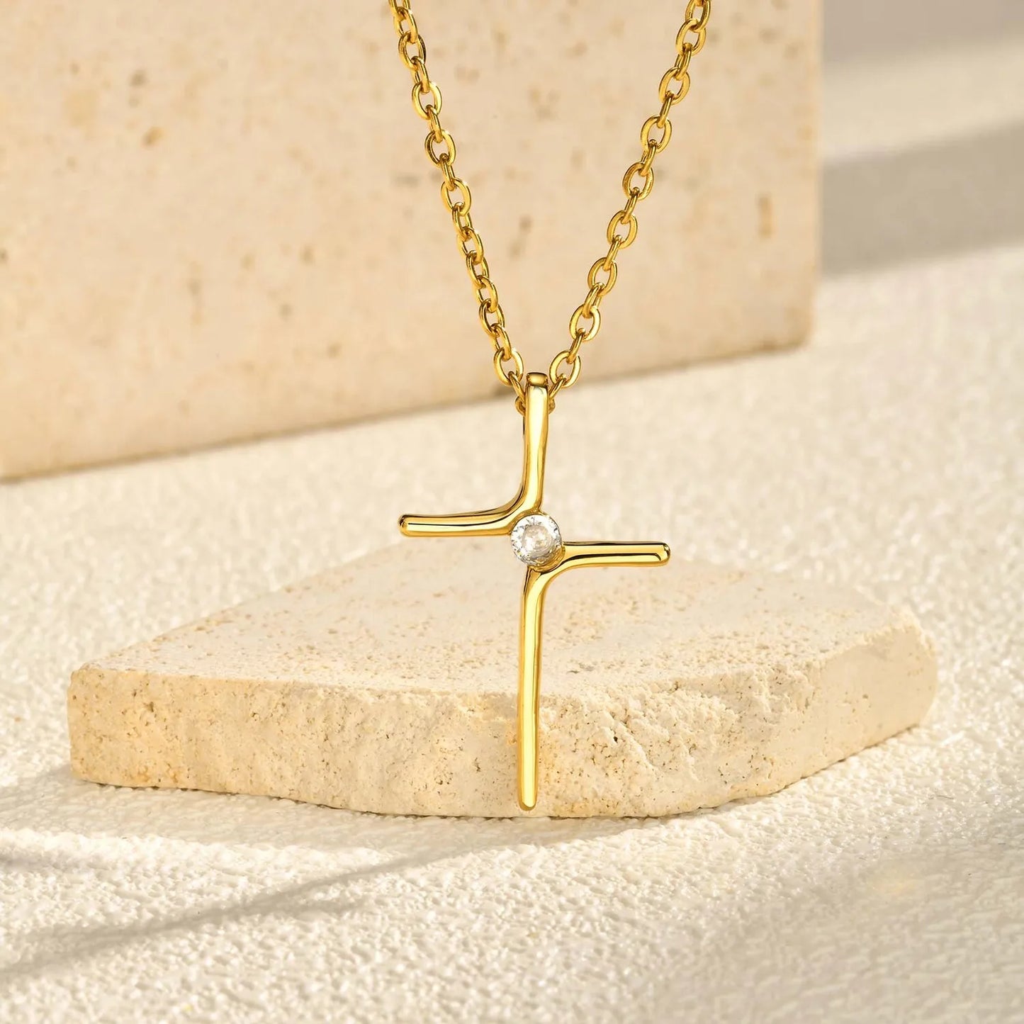 ✨ Collier avec Pendentif Croix sublimé d'un diamant zircon en Acier Inoxydable