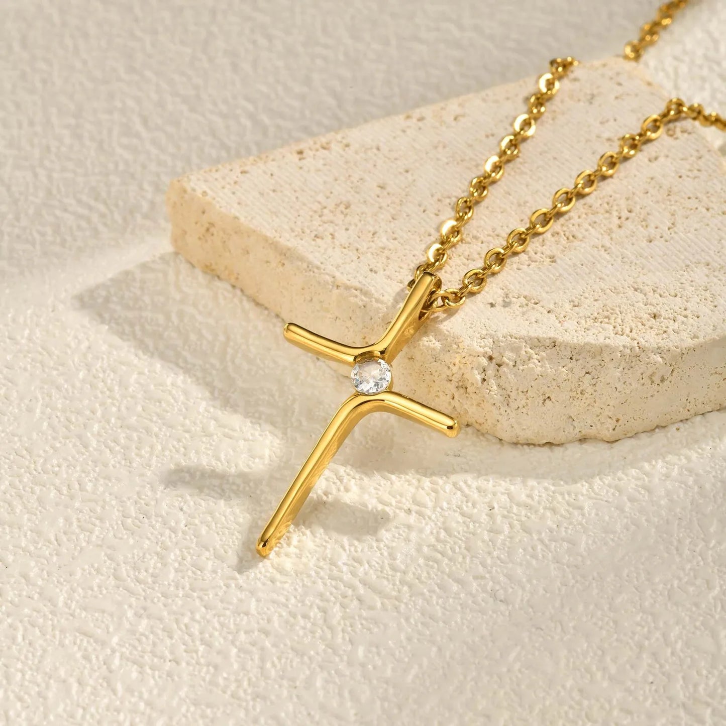 ✨ Collier avec Pendentif Croix sublimé d'un diamant zircon en Acier Inoxydable