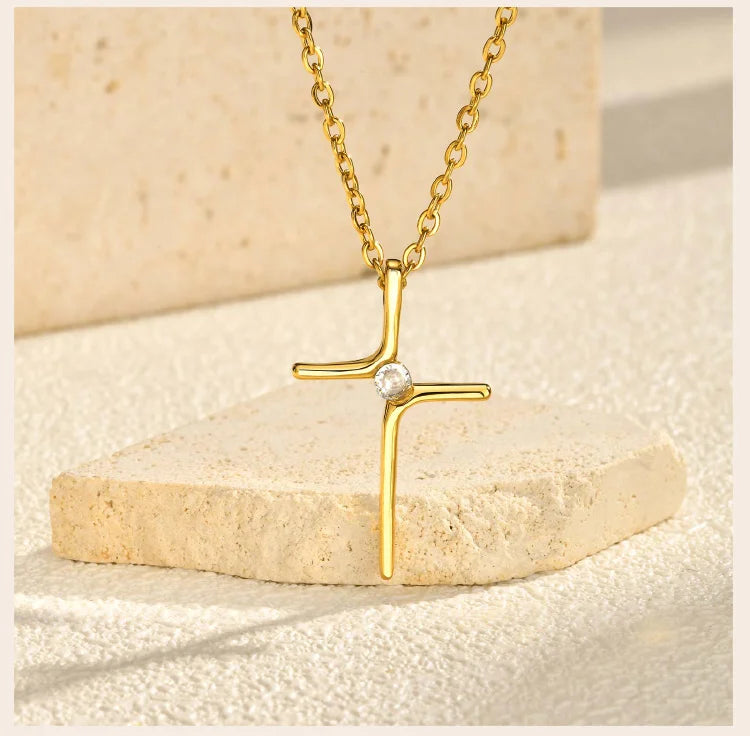✨ Collier avec Pendentif Croix sublimé d'un diamant zircon en Acier Inoxydable