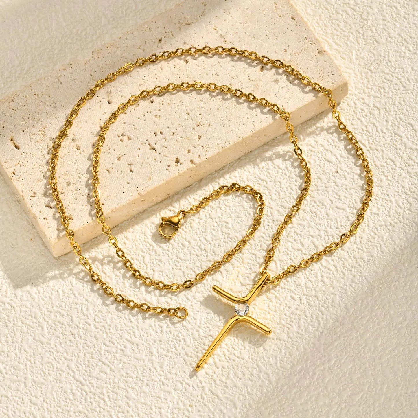 ✨ Collier avec Pendentif Croix sublimé d'un diamant zircon en Acier Inoxydable