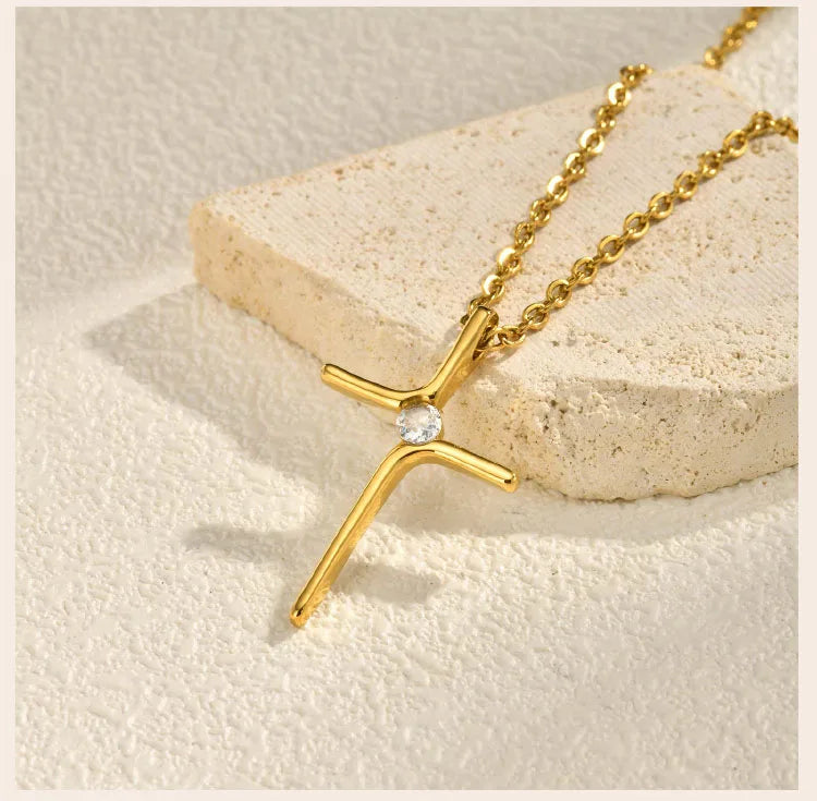 ✨ Collier avec Pendentif Croix sublimé d'un diamant zircon en Acier Inoxydable