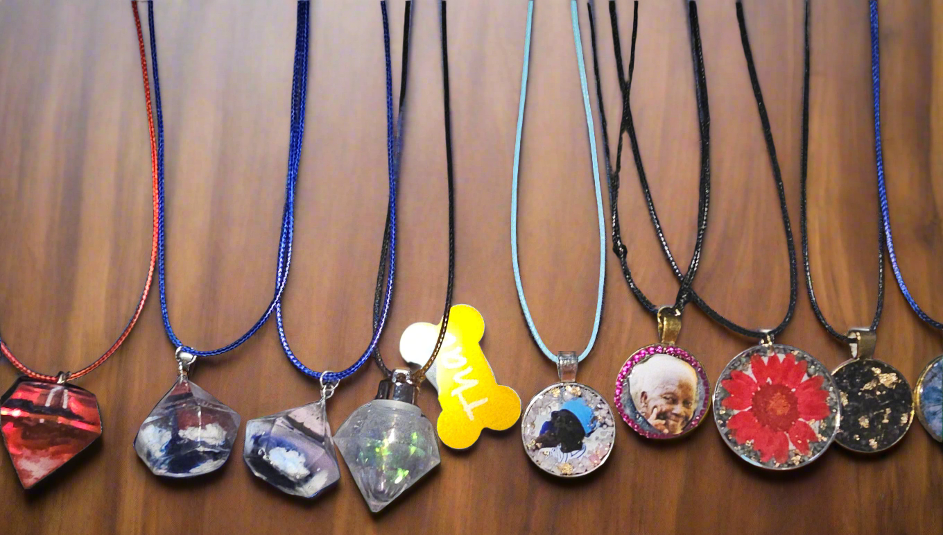 Pendentifs ou Médaillons en résine avec Collier fantaisie (1 pcs)