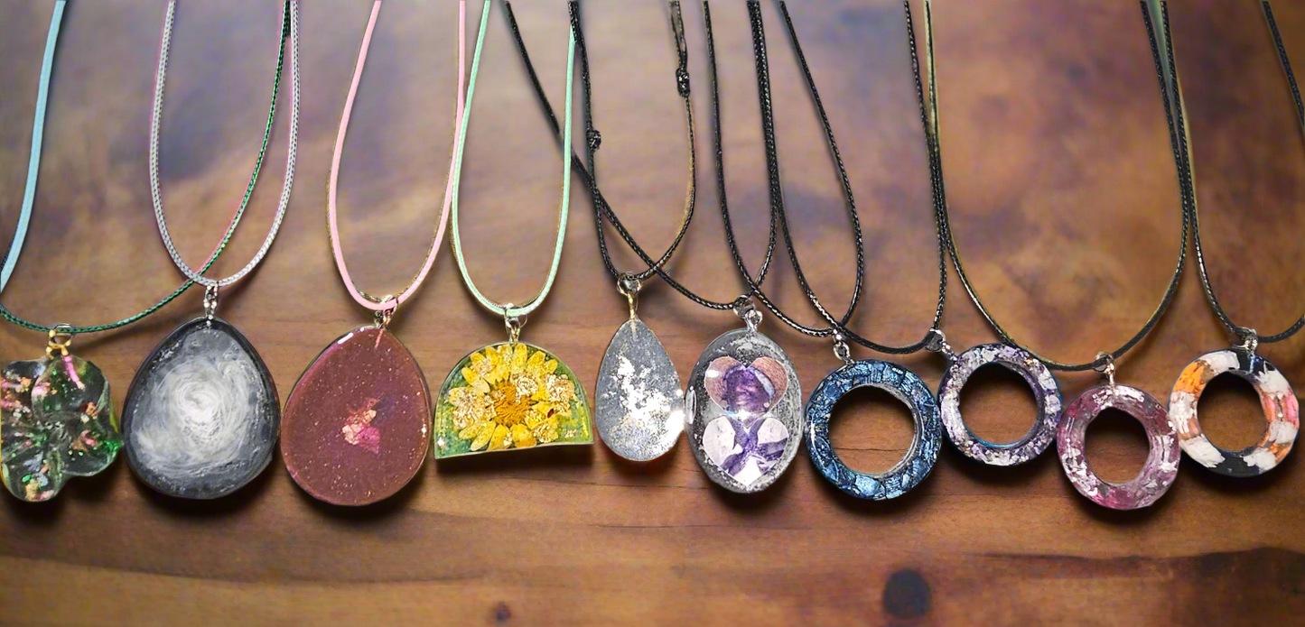 Pendentifs ou Médaillons en résine avec Collier fantaisie (1 pcs)