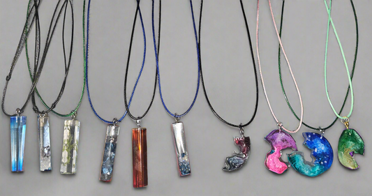 Pendentifs ou Médaillons en résine avec Collier fantaisie (1 pcs)